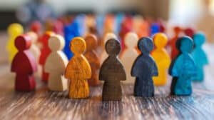 bonhommes en bois colorés