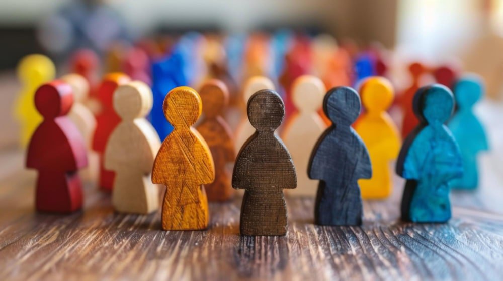 bonhommes en bois colorés