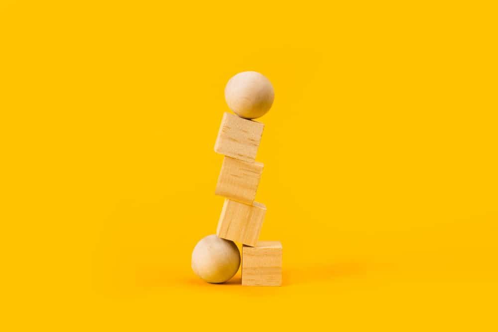 cubes en bois déséquilibre