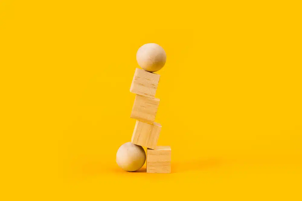 cubes en bois déséquilibre