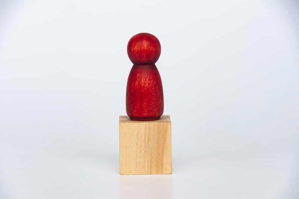 Bonhomme en bois rouge