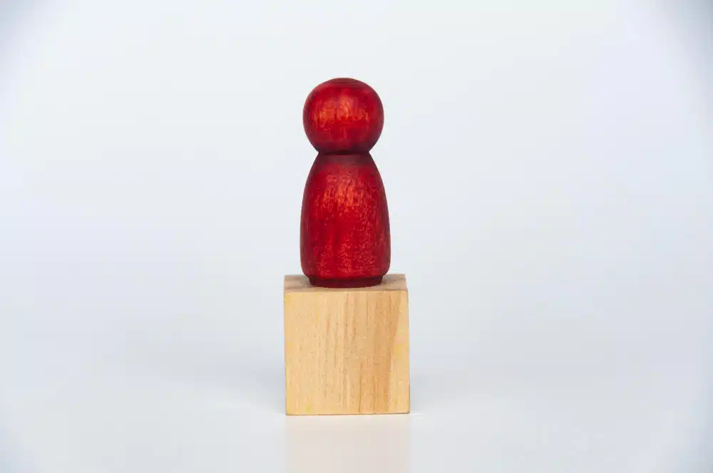 Bonhomme en bois rouge