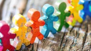 bonhommes en bois colorés