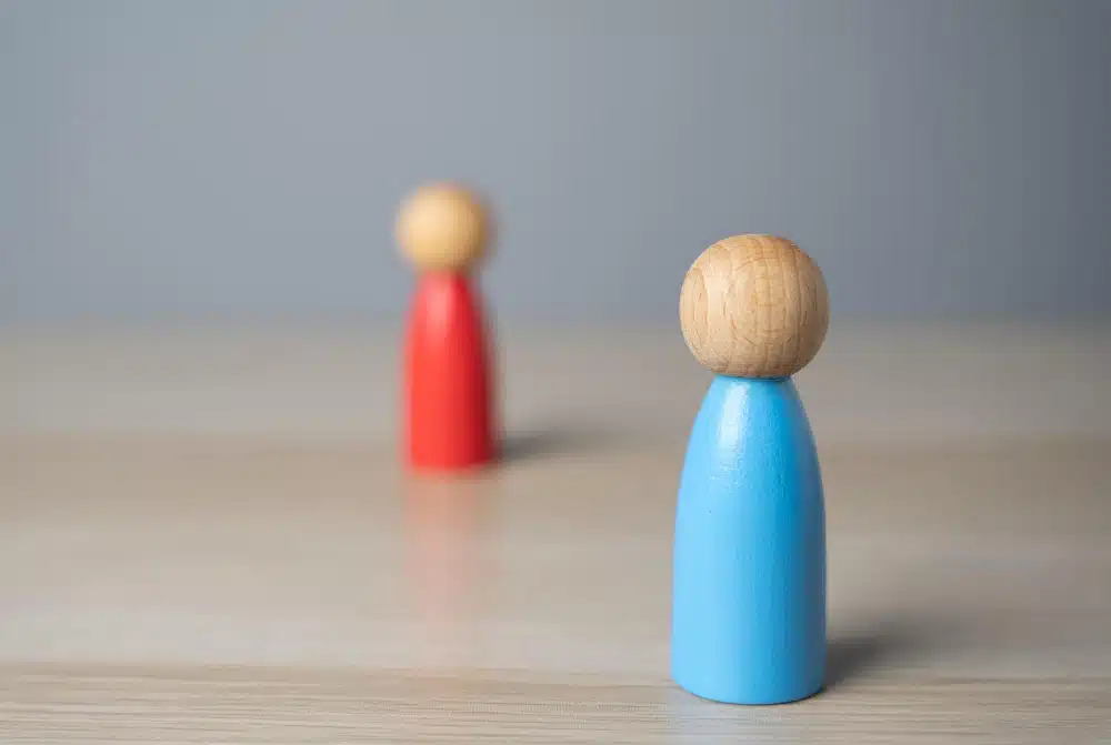 Bonhomme en bois rouge et bleu