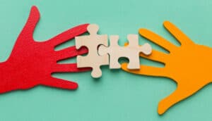 Puzzle bois mains papier